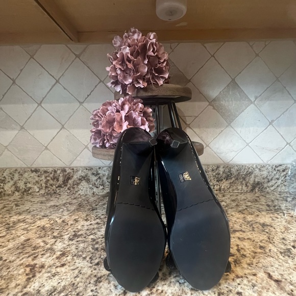 Moda Spana black patent leather peep toe pump/heels with bow.  Size 11. - Picture 4 of 8